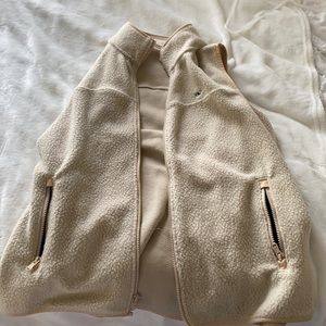 Vineyard Vines fuzzy vest with pockets and zipper.
